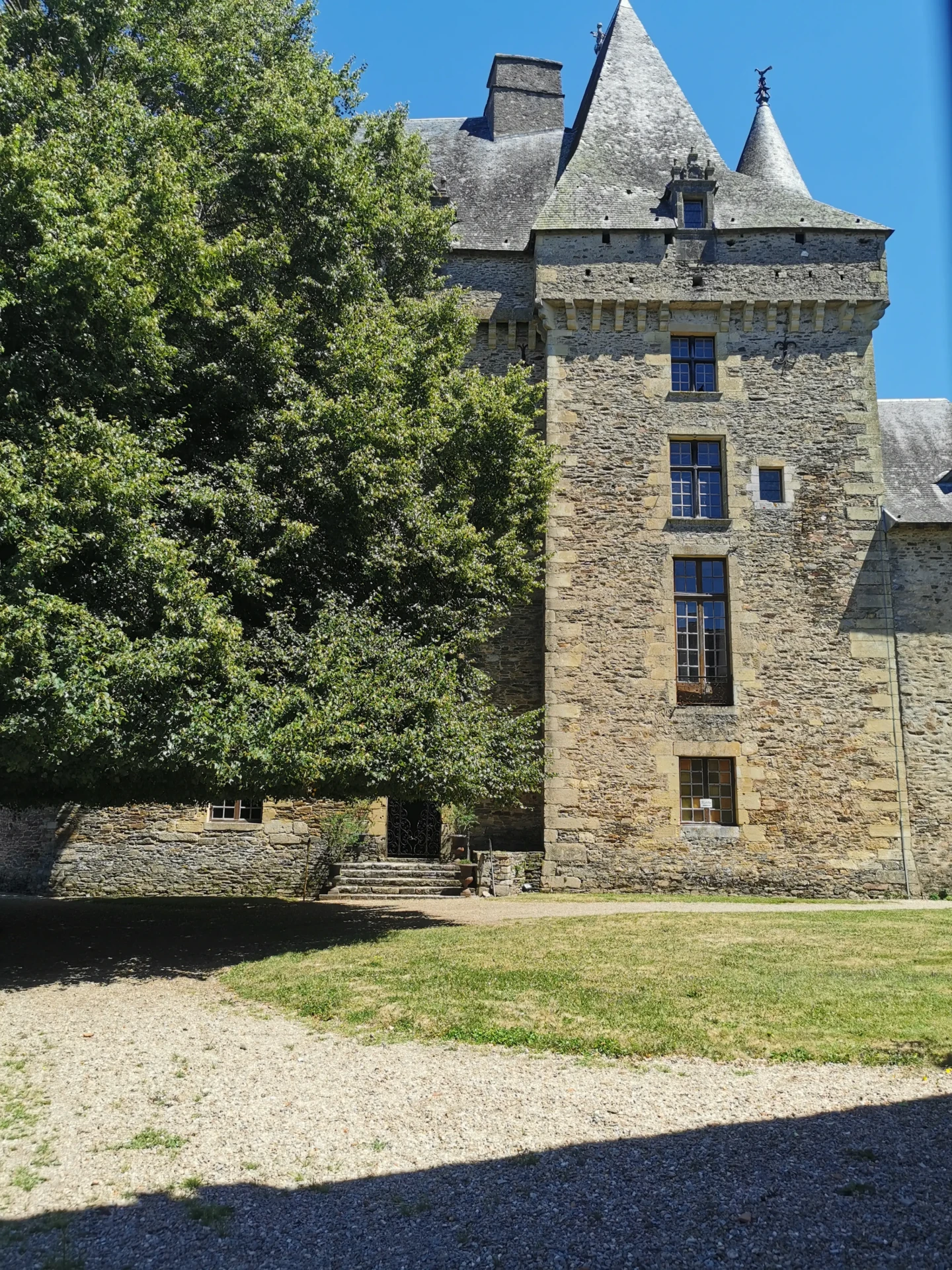 Le château de Jumilhac proche du camping la Chatonnière