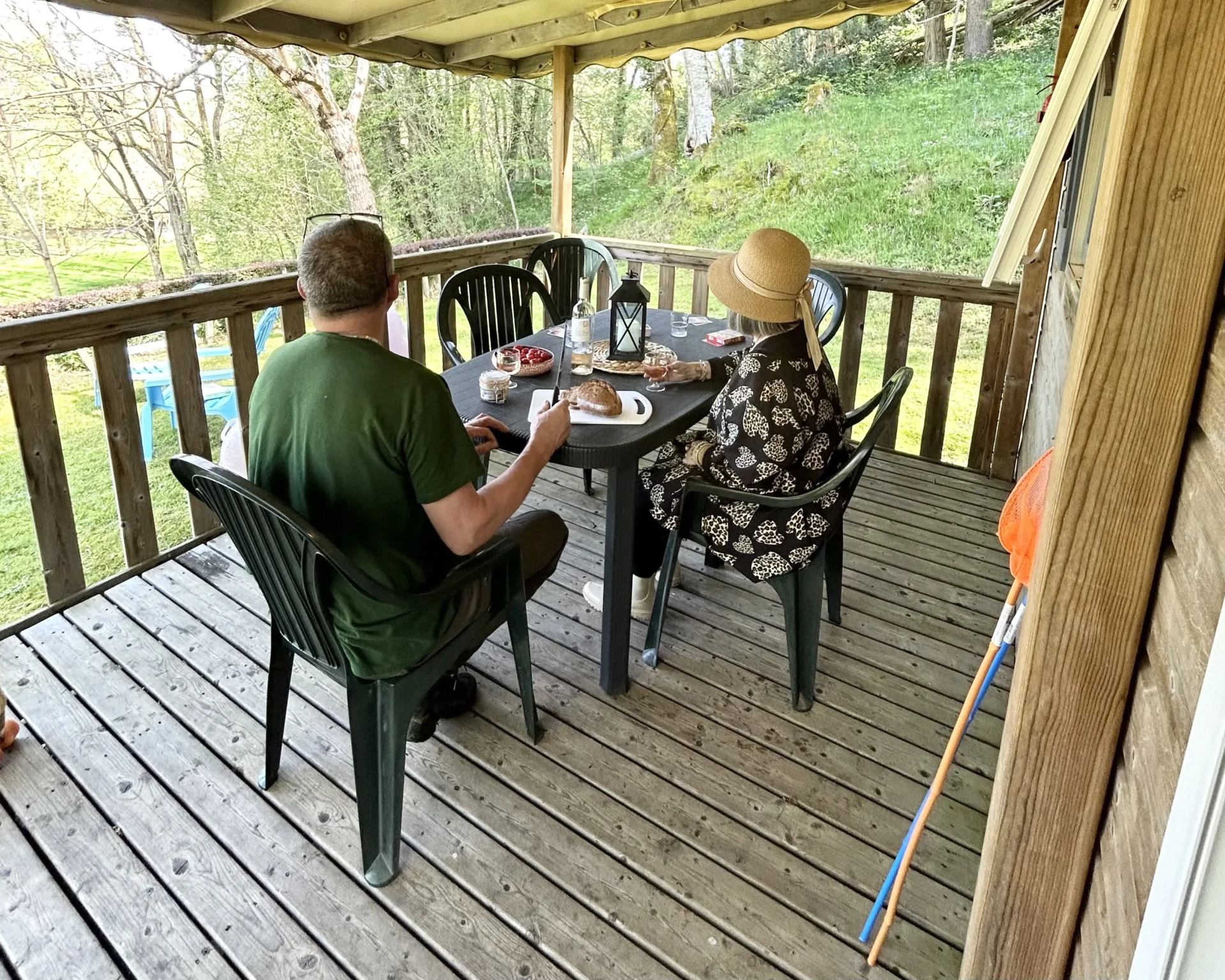 Dineren op het terras, op een camping in de Dordogne