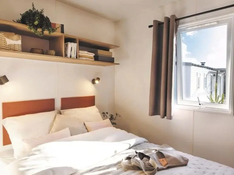 Chambre parentale, mobile home dans camping en Dordogne